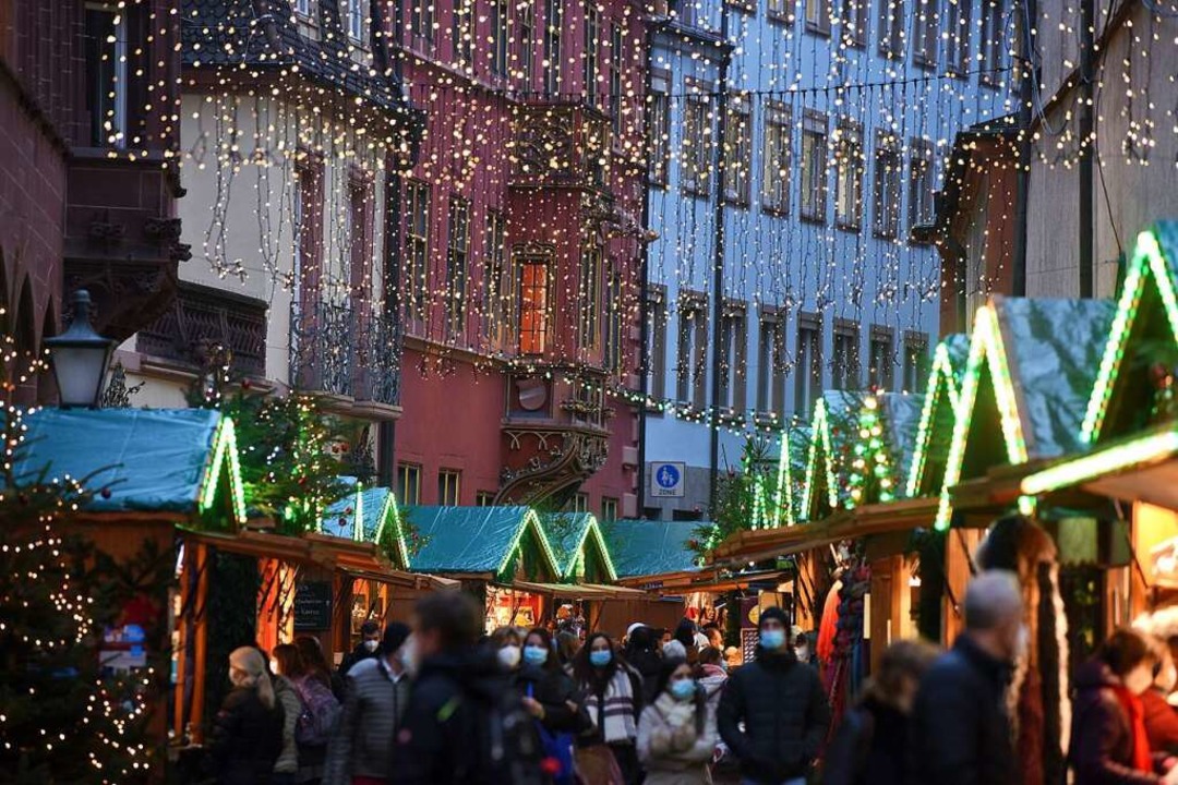 Der Freiburger Weihnachtsmarkt findet ...mals unter Pandemie-Bedingungen statt.  | Foto: Rita Eggstein