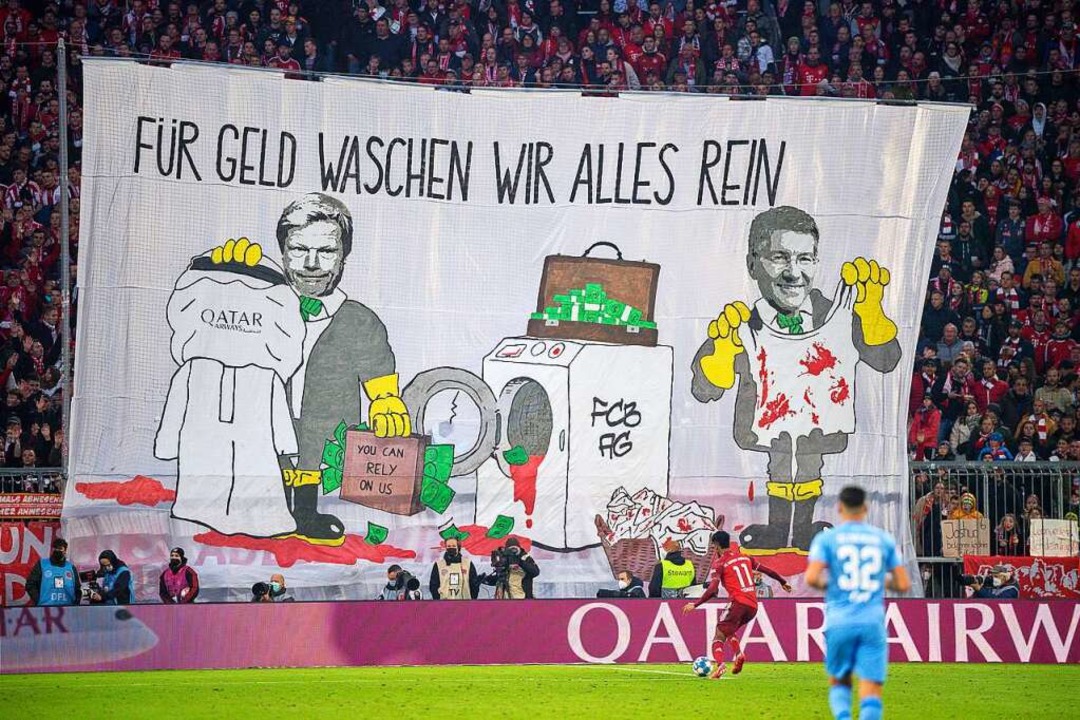 Fan-Protest in München beim Heimspiel ...z unten die Werbung für Qatar Airways.  | Foto: Eibner-Pressefoto/Sascha Walther