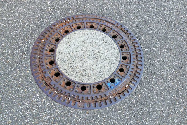 In Breitnau liegen manche Kanaldeckel ...solche Probleme müssen behoben werden. | Foto: Victoria Langelott In Breitnau liegen manche Kanaldeckel ...solche Probleme müssen behoben werden. | Foto: Victoria Langelott