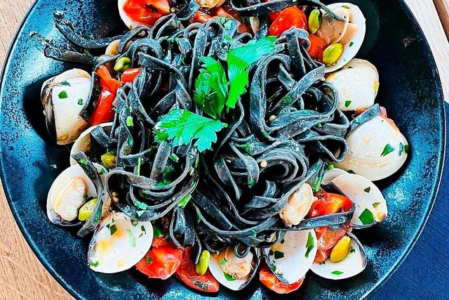 Schwarze Pasta an Meeresfrchten und Kirschtomaten  | Foto: La Mucca