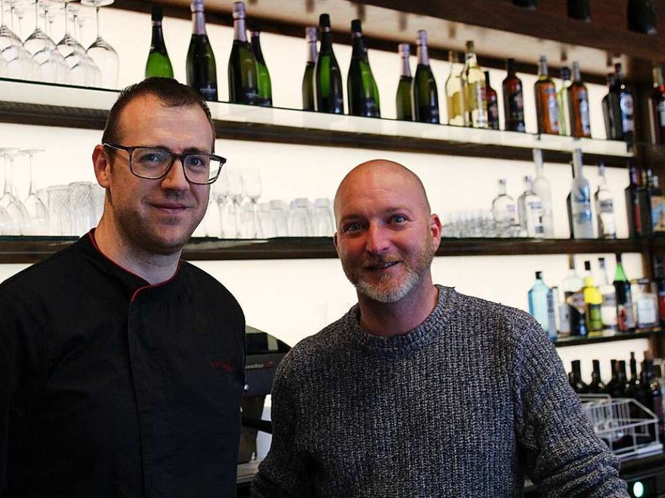 Chefkoch Luca Ruggeri (links) und Geschäftsführer Volker Beck vor der Bar  | Foto: David Pister