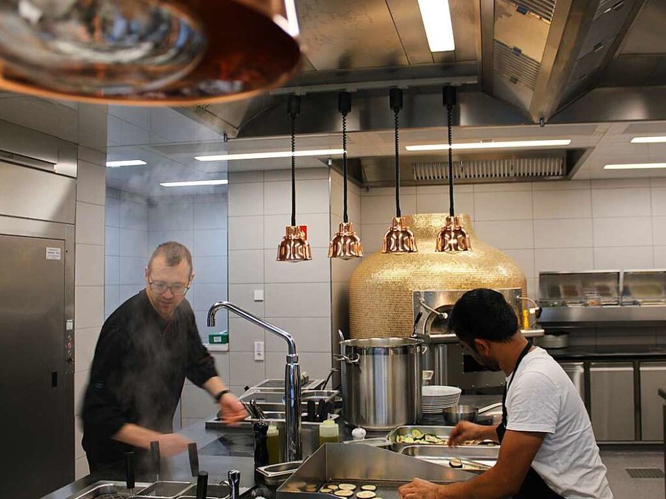 Die offene Küche des Restaurants gibt den Blick auf das Kochgeschehen frei.  | Foto: David Pister
