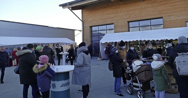 Am Nachmittag war der Weihnachtsmarkt schon ordentlich besucht.  | Foto: Victoria Langelott