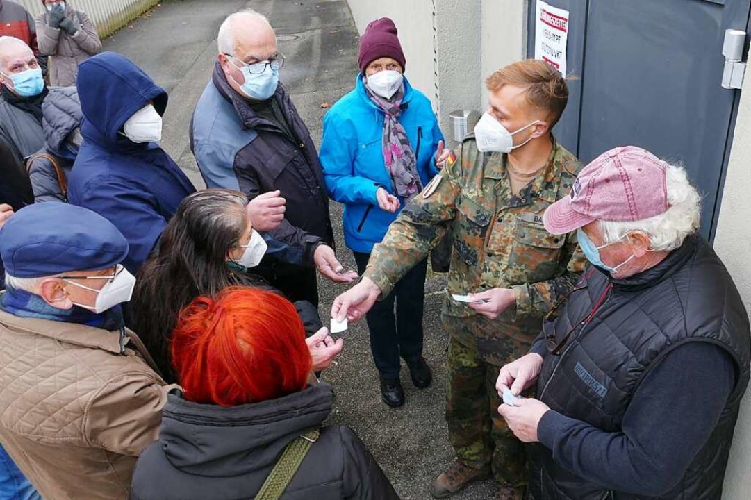 Bundeswehrsoldaten verteilen analog zu... Wartenden &#8211; bei 400 ist Schluss  | Foto: Helmut Seller