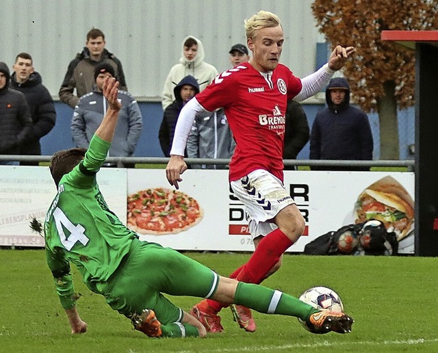 Nicht aufzuhalten: Der Ettenheimer Tim Rothweiler (rechts) auf dem Weg zum 2:0.   | Foto: Martin Ullrich