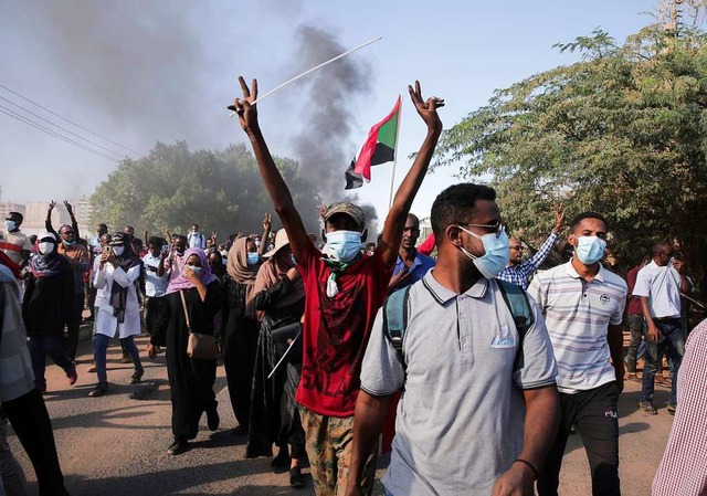 Die Proteste im Sudan gehen auch nach der gemeinsamen Erklrung weiter.  | Foto: Marwan Ali (dpa)