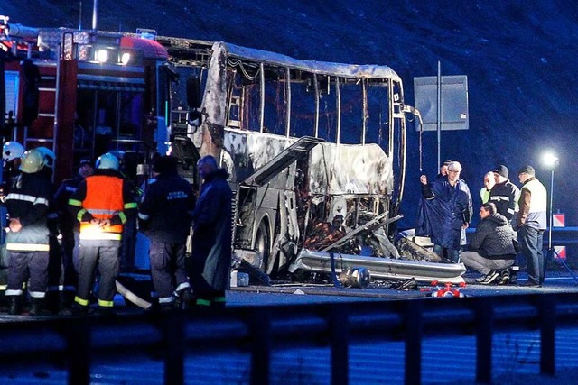 Der Bus brannte nach dem Unfall vollstndig aus.  | Foto: DIMITAR KYOSEMARLIEV (AFP)