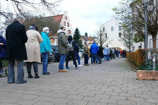 Eine lange Warteschlange hat sich am e...er Impfaktion in Friesenheim gebildet.  | Foto: Alena Ehrlich