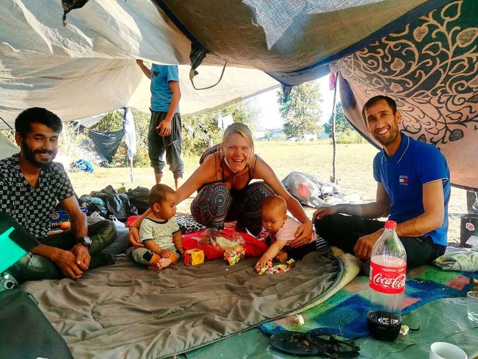 Anne (Mitte) mit Sarwar (links) und Mo...n, das Kind von Mohammad im Camp Lipa.  | Foto: Marek Fritz