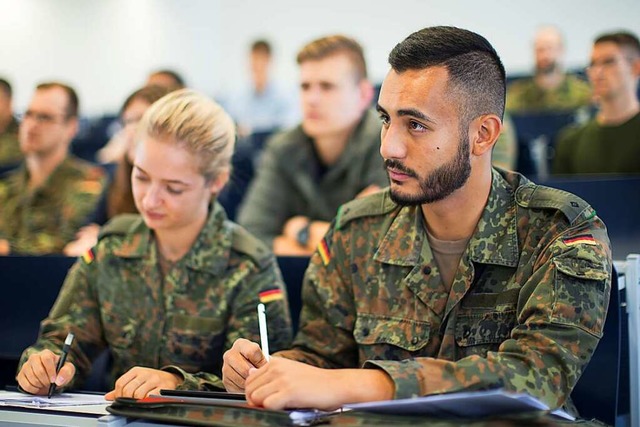 Soldatinnen und Soldaten im Hrsaal: E...die Laufbahn zum Offizier eingebettet.  | Foto: Jonas Weber (dpa)