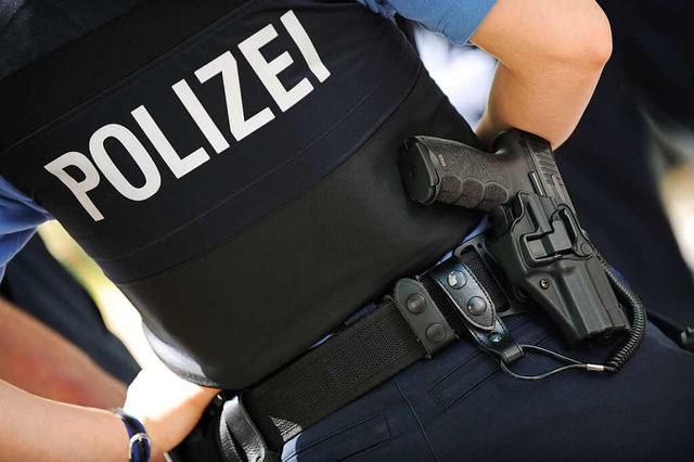 Die Polizei sucht Zeugen des Streits.  | Foto: Arne Dedert