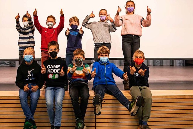 Rund 100 Besucher lauschten den Geschichten der Grundschler.  | Foto: Hubert Gemmert