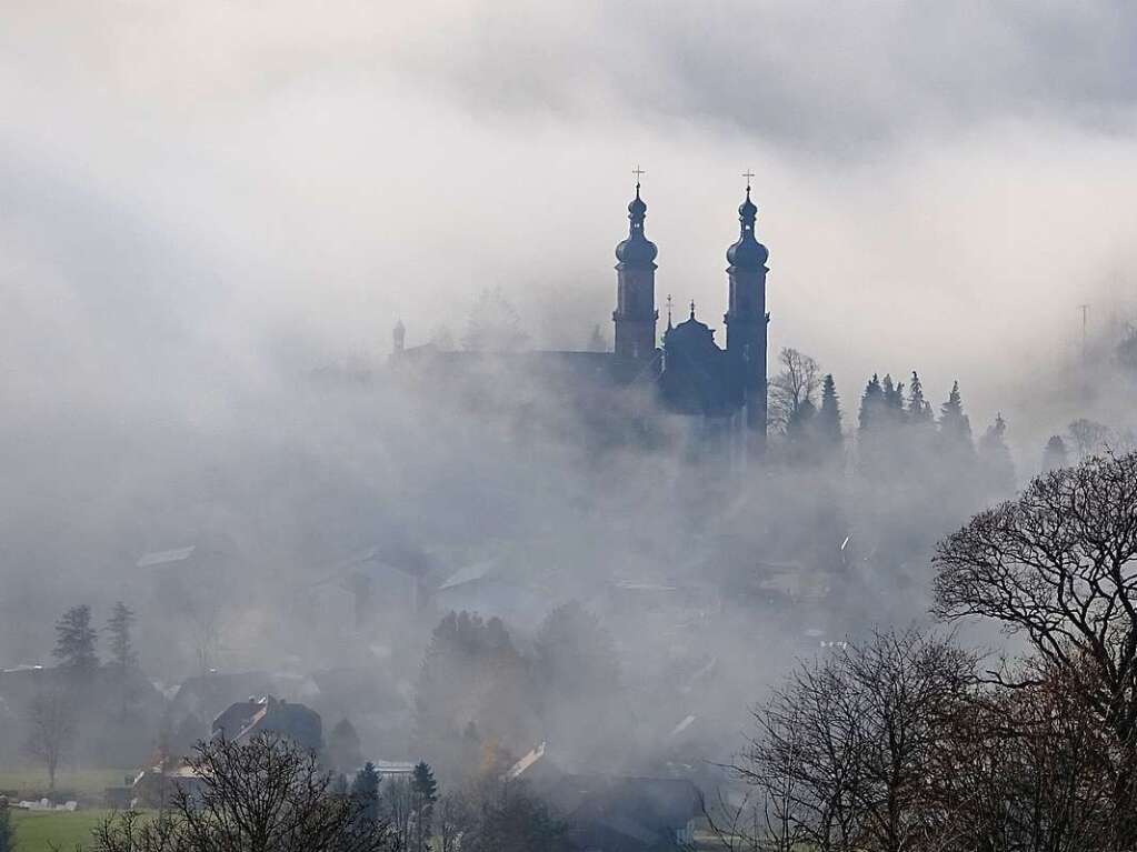 Die  Nebelschwaden stiegen  am Sonntagnachmittag immer hher und hllten   auch St. Peter ein.