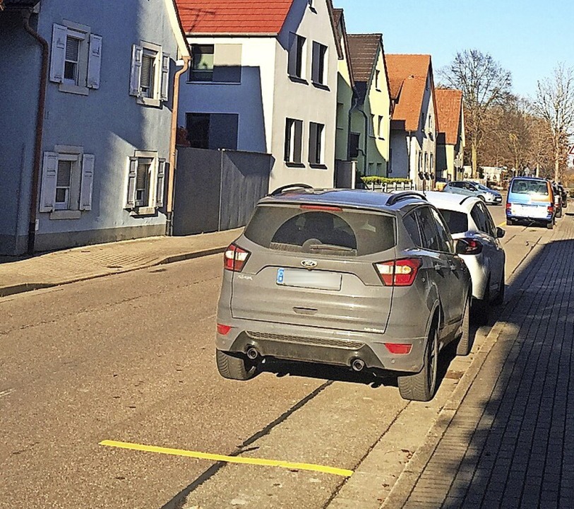 Bisher sind die Markierungen der Parkp...aben gelb, nun sollen sie weiß werden.  | Foto: Mario Schöneberg