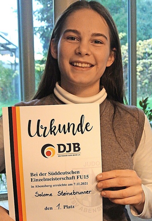 Salome Steinebrunner mit Urkunde  | Foto: Sarah Löffler