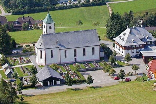 Kirche in Breitnau erstrahlt dank Wolfgang Klock in roter Farbe