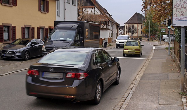 Viel Verkehr fliet durch Hauingen.   | Foto: Paul Schleer