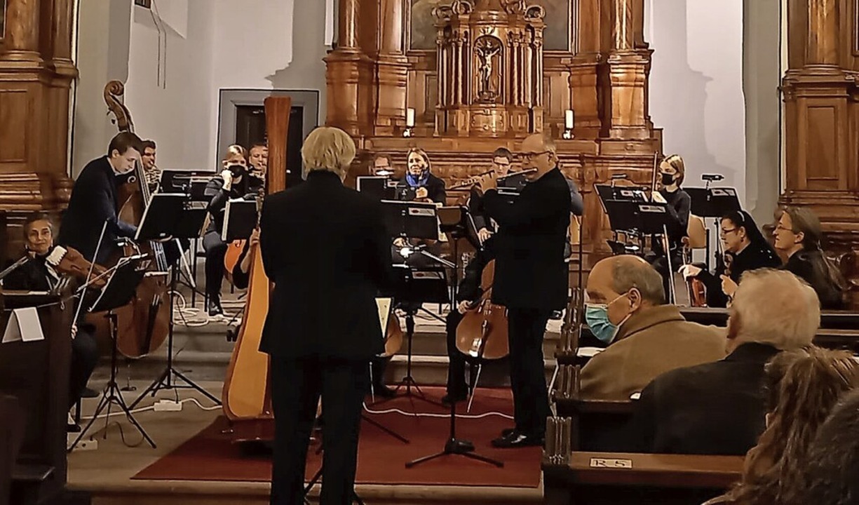 Musikschulleiter Peter Stöhr trat als Querflötensolist in den  Vordergrund.  | Foto: Susanne Ramm-Weber