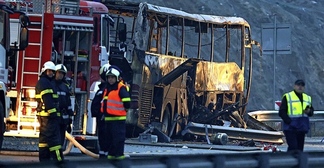 Der ausgebrannte Bus an der Unfallstelle  | Foto: Minko Chernev (dpa)