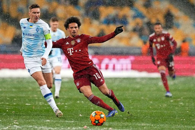 Leroy Sane vom FC Bayern gegen Serhiy Sydorchuk  von Dynamo Kiew.  | Foto: Efrem Lukatsky (dpa)