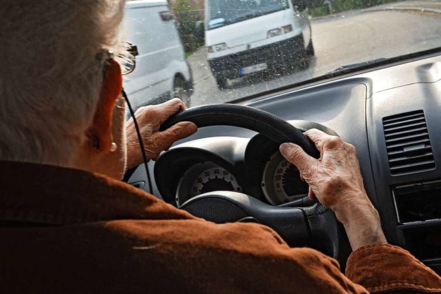 Senioren, die ihren Fhrerschein abgeb...Jahresabo fr Busse und Bahnen im RVL.  | Foto: Felix Kstle