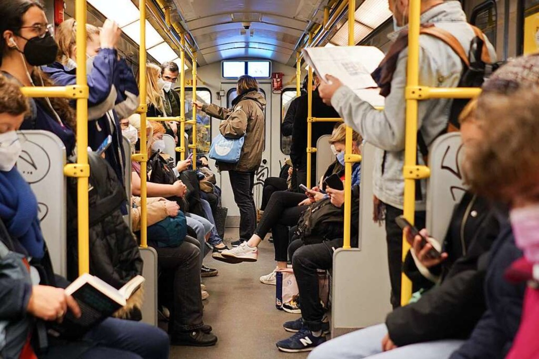 Geimpft, genesen oder getestet: Ab die...uch in Bussen und Bahnen die 3G-Regel.  | Foto: Jörg Carstensen (dpa)