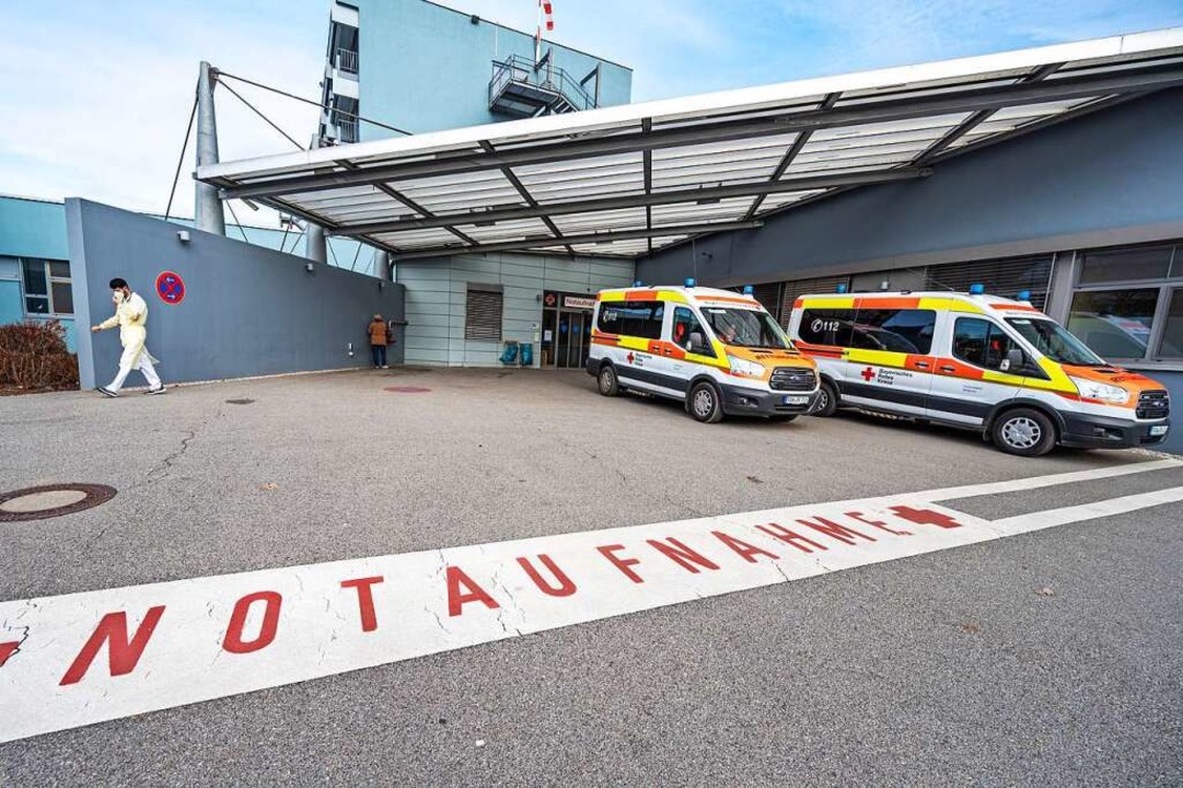 Krankenwagen stehen vor der Notaufnahme der Rottal-Inn Kliniken in Eggenfelden.  | Foto: Armin Weigel (dpa)