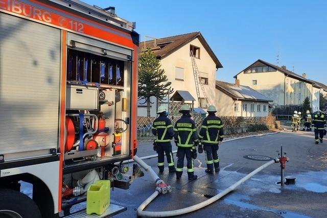 Feuerwehr rettet Bewohner aus Mehrfamilienhaus in Merzhausen