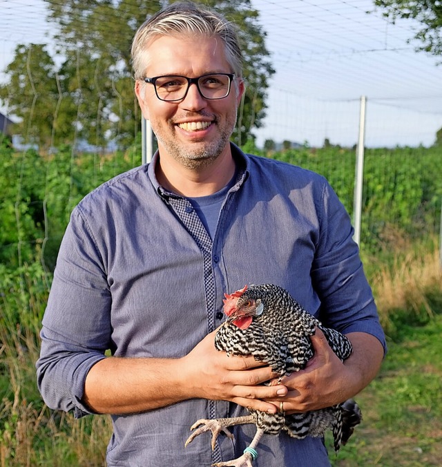 Lehrer Jrg Krahmer mit einem der Hhner des Projektes Huhnikat  | Foto: Privat