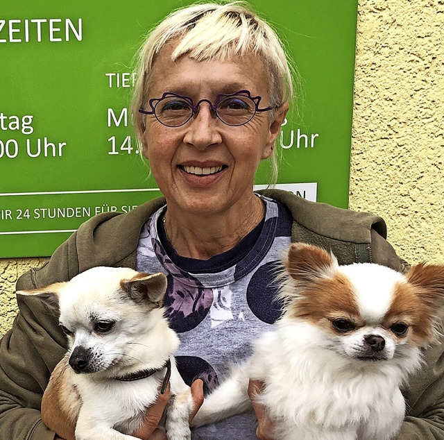 Elke Mesler vom Tierschutzzentrum in Ehrenkirchen mit zwei Hunden  | Foto: Privat
