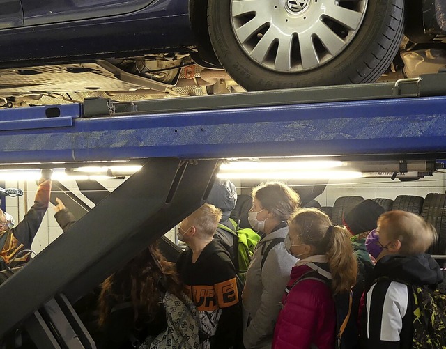 Die Schlerinnen und Schler der Ferdi...wie viel Technik in einem Auto steckt.  | Foto: Privat