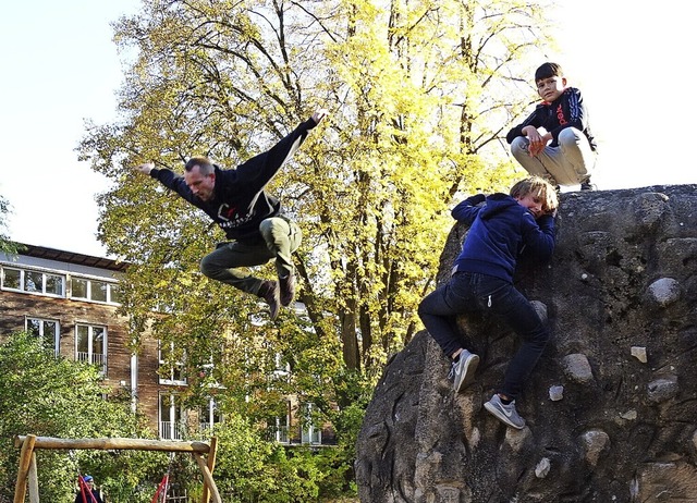 Daniel Armbrster bei seinem Sprung von der Kletterkartoffel.  | Foto: Britta Geniaux