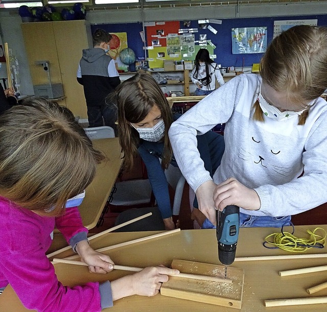 Fleiig an der Bohrmaschine: Louisa Ka...r, Hrisia Lascar und Julika Wulfmeier.  | Foto: Britta Geniaux