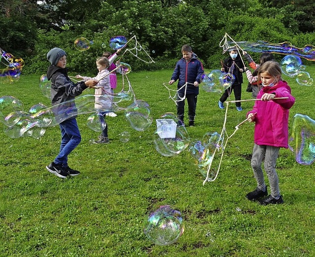 Nach dem Bauen und dem Mischen der Mas...a haben und groe Seifenblasen machen  | Foto: Britta Geniaux