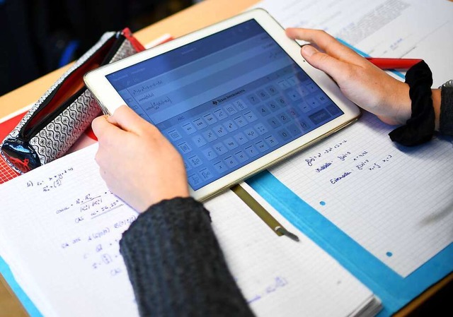 Die Nutzung von I-Pads im Unterricht wird immer vielfltiger.  | Foto: Britta Pedersen (dpa)