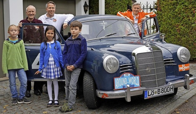Die Zisch-Reporter Jakob Stiefl, Lara ...s hinten) und dem Mercedes-Benz Ponto.  | Foto: Privat