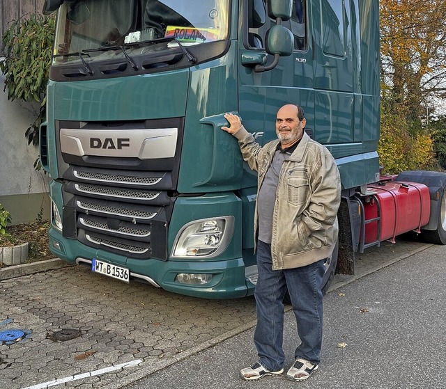 Lkw-Fahrer Roland Grundmann mit seinem Lastwagen.  | Foto: Ronja Grundmann