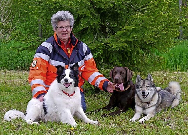 Katja Franke mit ihren Hunden der Rettungshundestaffel Sdschwarzwald  | Foto: Privat