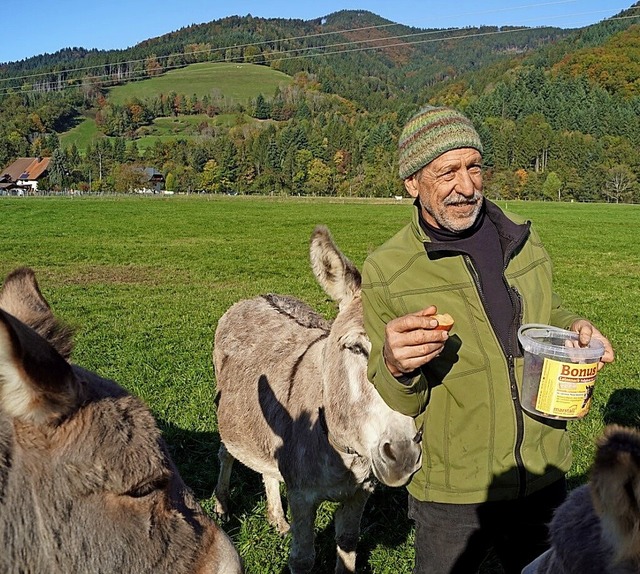 Wilhelm Schultis-Graf mit seiner Eselherde auf einem Feld in Simonswald.  | Foto: Privat