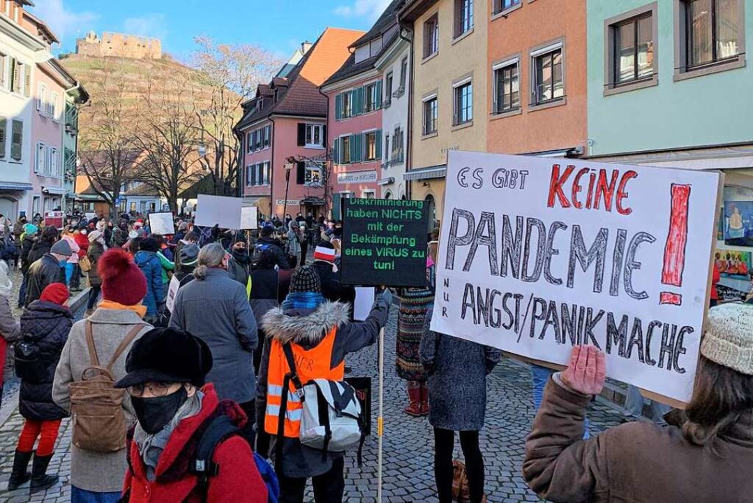 Im Januar solidarisierten sich rund 20...Polizei seine Praxis durchsucht hatte.  | Foto: Simone Hhl