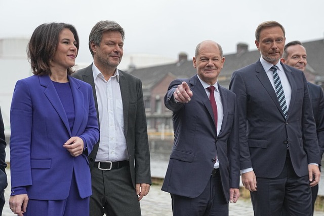 Baerbock, Habeck, Scholz und Lindner vor der Pressekonferenz.  | Foto: Michael Kappeler (dpa)