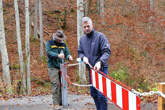 Gemeindefrster Tristan Dellers (links... was bislang aber kaum beachtet wurde.  | Foto: Stefan Limberger-Andris