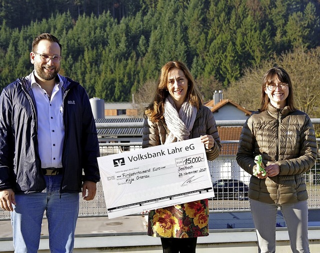 Kathrin und Heiko Wagner berreichten ...lischen Spendenscheck von 15000 Euro.   | Foto: Beate Zehnle-Lehmann