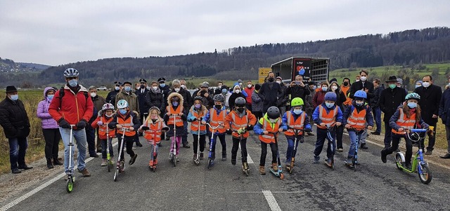 Mit Tretroller, Weste und Helm: Schle...Mittwoch fr den Verkehr freigegeben.   | Foto:  Schlichter, Juliane