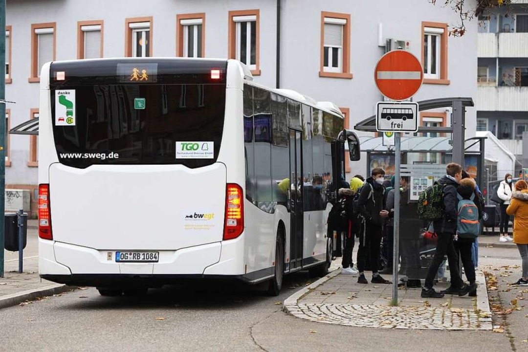 Schüler sind von der 3G-Regel im öffentlichen Personenverkehr ausgenommen.  | Foto: Christoph Breithaupt
