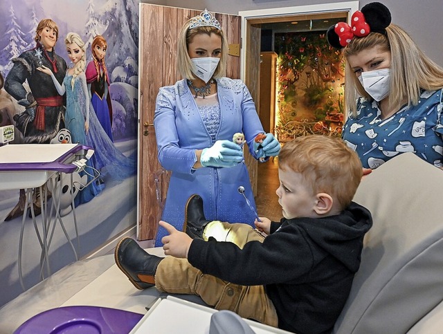 In der Praxis von Anne Heinz vergessen Kinder ihre Angst vorm Zahnarzt.  | Foto: Patrick Pleul (dpa)