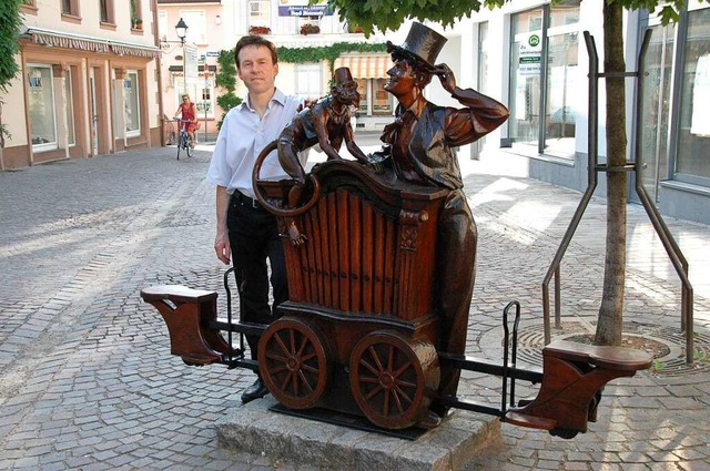 Klaus-Dieter Kienzler neben seiner Wippe in der Engelstrae  | Foto: Hubert Bleyer