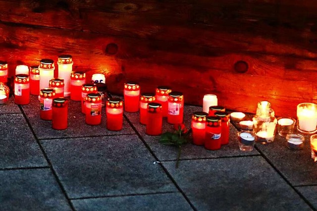 Eine Gedenkveranstaltung fr Corona-Opfer im vergangenen Mrz in Stuttgart.  | Foto: Christoph Schmidt (dpa)