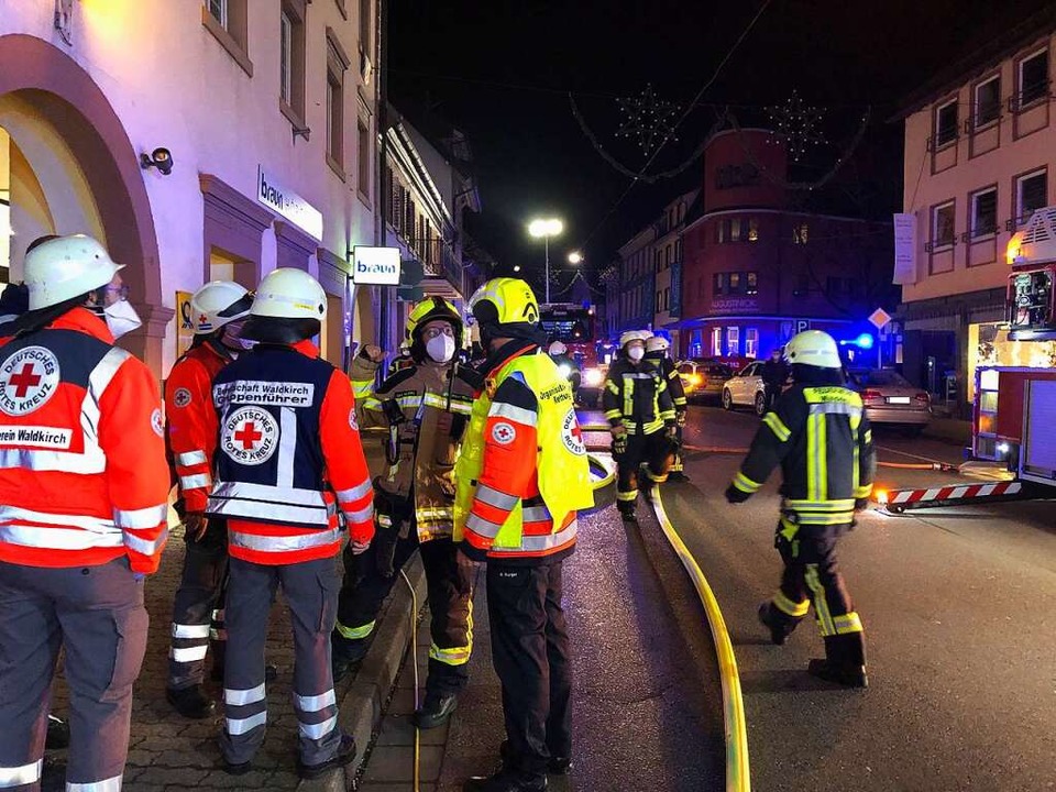 Mit einem Großaufgebot an Feuerwehrleu...n der Waldkircher Innenstadt gerettet.  | Foto: Feuerwehr Waldkirch