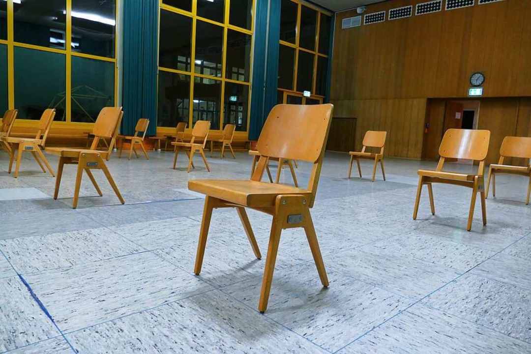 56 000 Euro sind für neue Stühle in de...rte Hallenboden nicht beschädigt wird.  | Foto: Victoria Langelott